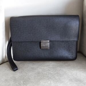 Authentic Louis Vuitton Taiga Selenga clutch
